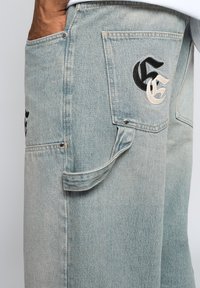 EIGHTYFIVE PATCHED CARPENTER - Tesarske kavbojke - island blue
