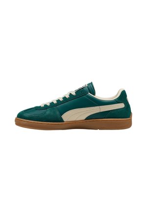 Baskets bleu sarcelle et blanches avec semelle en caoutchouc beige, lacets crème et logo vague blanc sur le côté, présentées en vue latérale gauche.