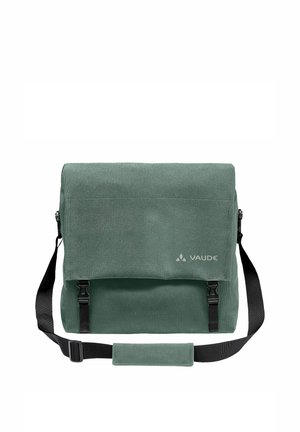 Grüne Vaude Schultertasche mit Klappverschluss, gesichert durch zwei schwarze Schnallen und verstellbarem schwarzem Schultergurt mit Polsterung.