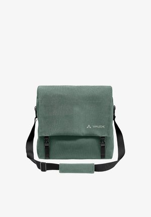 Grüne Vaude Schultertasche mit Klappverschluss, gesichert durch zwei schwarze Schnallen und verstellbarem schwarzem Schultergurt mit Polsterung.