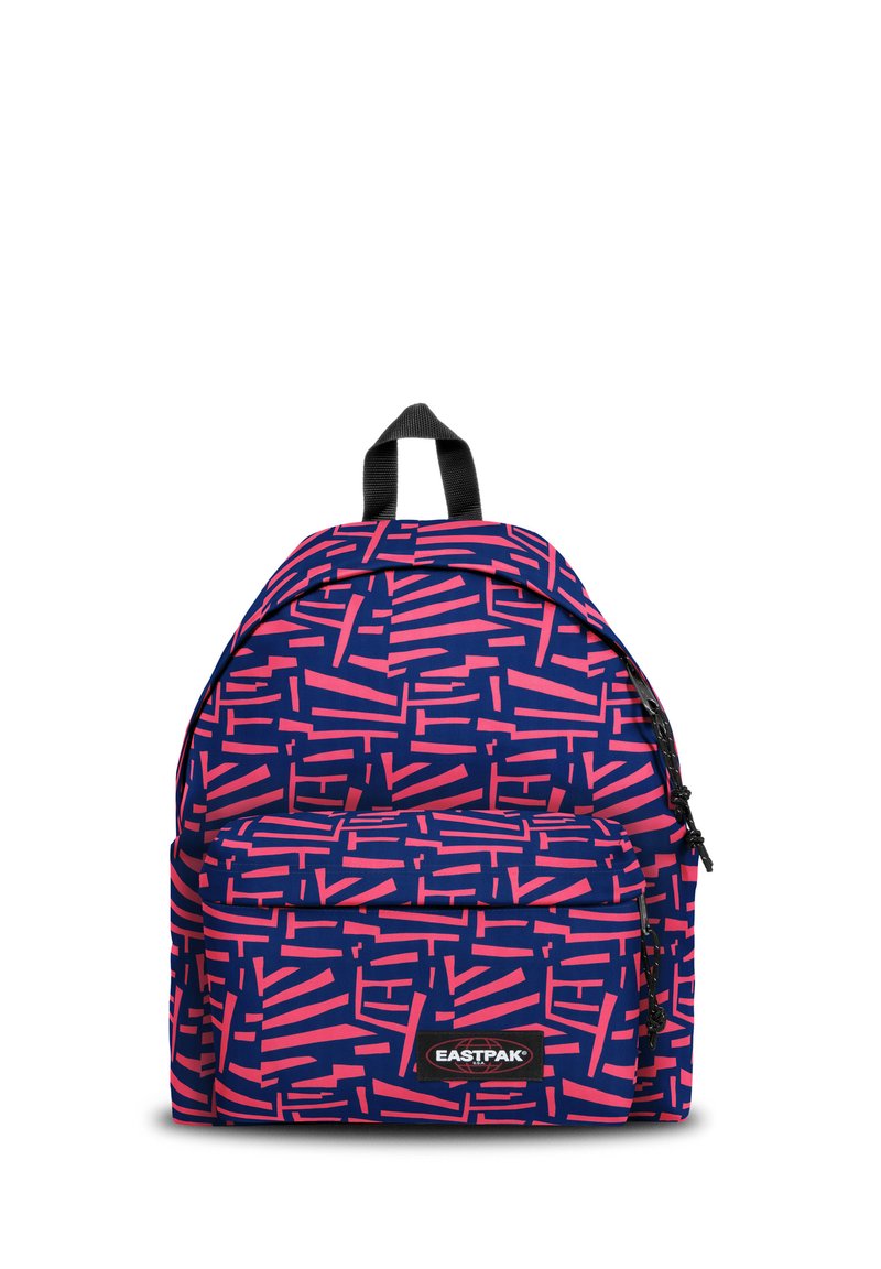Sac à dos bleu marine avec un motif géométrique rose, doté d'une poche frontale zippée, de tirettes de fermeture éclair noires et d'une poignée de transport sur le dessus.
