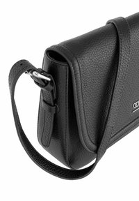 Czarna skórzana torebka o teksturowym wykończeniu, prostokątnym kształcie, regulowanym pasku i bocznej klapie zamykającej. Posiada srebrne akcenty metalowe.