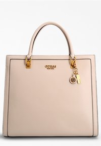 Beige faux leren handtas met gestructureerde rechthoekige vorm, twee bovenhandvatten, gouden hardware en een sleutelhangeraccent met een logo.