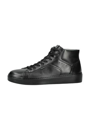 Zwarte hoge leren sneaker met veters, ronde neus en platte zool, van opzij getoond op een witte achtergrond.