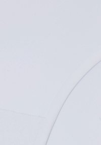 Material alb cu o textură netedă și un luciu subtil. Prezintă o cusătură curbată cu un detaliu subțire de cusătură albă.