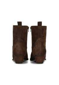 Botines de ante marrón con un pequeño tacón, que presentan dos cremalleras cortas en los laterales y un panel trasero texturizado.