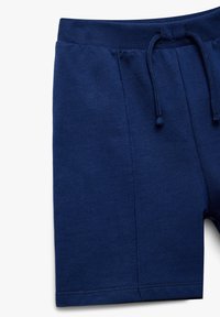 Mørkeblå bomulds shorts med elastisk talje og snøre, der har en glat tekstur og sidesømme for et skræddersyet look.