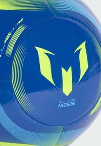 Blauwe voetbal met neongele accenten. Heeft een gestileerd logo en tekst met "Messi" en het nummer "10", met een gladde, glanzende textuur.