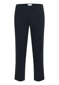 Chino en coton bleu marine avec une coupe droite, fermeture à bouton et poches latérales. Texture lisse, sans motifs ni accents visibles.
