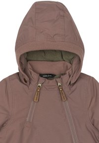 Brun hættejakke med blød inderside, der har to lynlåslommer og lædertræk. Glat ydre tekstur, casual design.