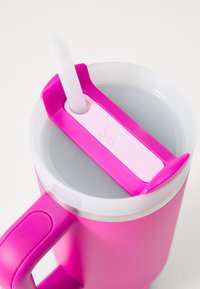 Mug isotherme rose avec une paille en silicone et un couvercle en silicone arborant un logo de licorne, rempli de liquide clair.