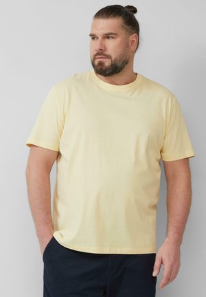 Korte mouwen gele T-shirt van zachte katoen, met een ronde hals en een klein logo op de borst. Geen opvallende patronen.