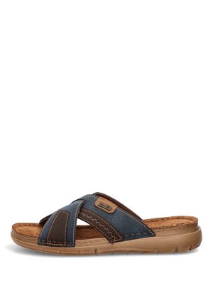 Sandalia deslizable informal para hombre con puntera abierta, suela marrón y parte superior con tiras cruzadas azul oscuro con costuras decorativas y etiqueta de logo.