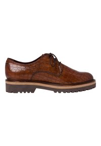 Scarpa in pelle marrone con una texture a stampa coccodrillo, punta rotonda e design a lacci. Presenta una suola robusta con un dettaglio di cucitura a contrasto.