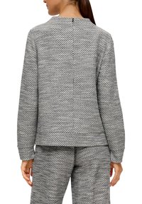 Šedá texturovaná bunda se strukturovaným designem, s vysokým výstřihem a zapínáním na zádech. Vytváří outfit s odpovídajícími šedými kalhotami.