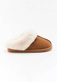 Pantofole in suede marrone con un morbido colletto in pelliccia sintetica di un rosa chiaro. Presentano una punta arrotondata, suola piatta e cuciture decorative lungo il bordo.