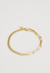 Bracelet en or composé d'un mélange de maillons ronds et de formes rectangulaires allongées, fini avec un fermoir et un petit pendentif circulaire.