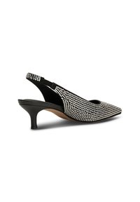 Chaussure noire à talon kitten avec bride arrière et bout pointu, recouverte de rangées de petits clous ronds argentés.