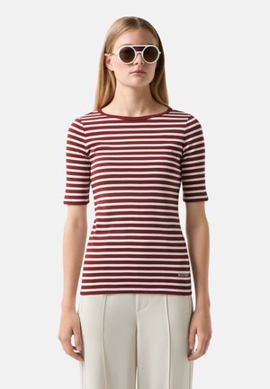 Rot-weiß gestreiften Kurzarmshirt mit rundem Kragen und kleinem Logo unten links. Glatter Stoff, taillierter Schnitt.