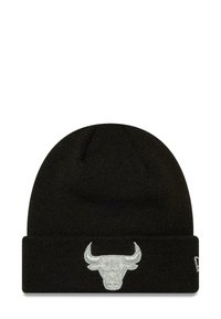 Schwarze Strickmütze mit weißem, gesticktem Stier-Logo auf der Vorderseite. Das Design umfasst einen umgeschlagenen Saum für zusätzliche Textur und Wärme.