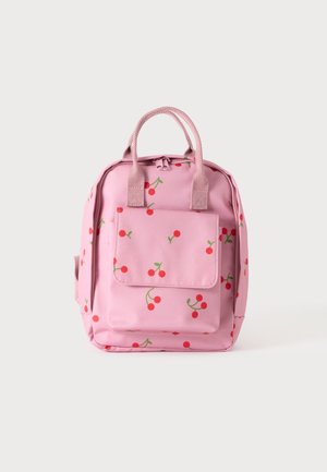 Kleiner rosa Rucksack mit roten Kirschdrucken, Vordertasche mit Klappe und doppelten oberen Griffen auf einfarbigem Hintergrund.