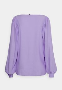 Lila Bluse mit langen, puffartigen Ärmeln und quadratischem Ausschnitt. Verfügt über geraffte Details an den Schultern. Glatter, leichter Stoff.