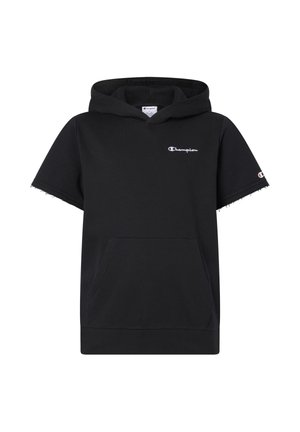Schwarzer Kurzarm-Hoodie mit Fronttasche und Champion-Logos auf der Brust und dem linken Ärmel.