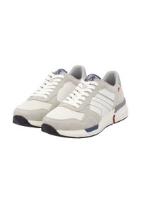 Baskets gris clair en suède et mesh. Lacets blancs, accents texturés, et détails bleu marine et rouge sur la semelle.