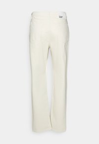 Cremfarbene, hochtaillierte Hose mit lässigem Schnitt, ausgestattet mit zwei Gesäßtaschen und einem Markenetikett am Bund.