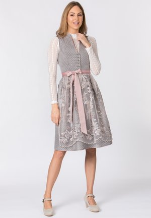 Graues traditionelles Kleid mit floralem Spitzenoverlay, rosa Satinband in der Taille und weißer strukturiertem Bluse mit langen Ärmeln und Knopfverschluss.
