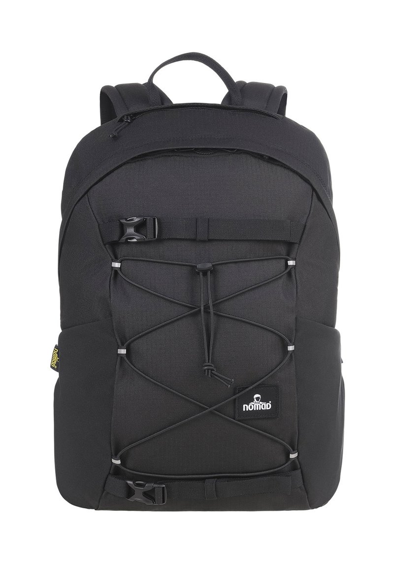 Zwarte rugzak van textuurstof, met een front bungeekoord, verstelbare riemen en een merklabel. Eenvoudig, functioneel ontwerp.