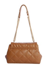 Bolso de mano de cuero beige acolchado con una correa de cadena dorada. Forma rectangular, parte superior plana y solapa con cierre de cremallera.