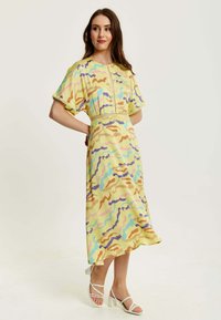 Liquorish MIDI ABSTRACT ZEBRA PRINT WITH  DETAIL  - Day dress - yellow