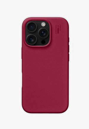 Rød silikontelefonetui med matt overflate, utskjæringer for kameralinser og hevede kanter for beskyttelse. Har subtil merkevarebygging på siden.