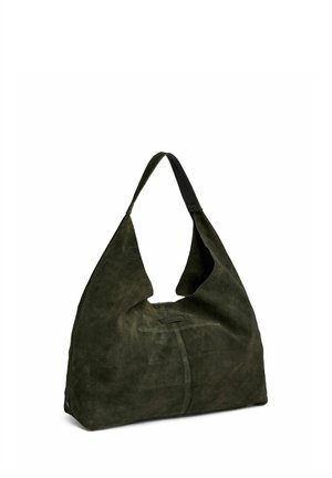 Sac hobo en suède vert foncé doux avec une seule large bandoulière et des détails de couture visibles sur fond blanc.