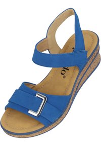 Blaue Wedge-Sandale mit Korksohle, zwei breiten Stoffriemen und einem metallischen Schnallenakzent. Weiche Innenauskleidung in einer neutralen Beigefarbe.
