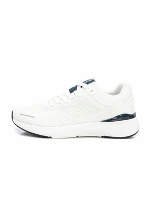 Zapatilla deportiva blanca con parte superior de malla, diseño con cordones, acento en navy, suela texturizada y collar acolchado para mayor comodidad.