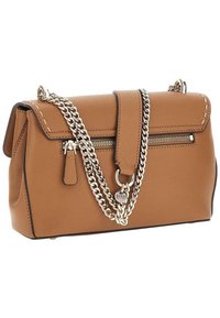 Sac à main en simili cuir tan avec un rabat supérieur, des détails en zip et une bandoulière en chaîne argentée. Présente une couture décorative et un accent logo.