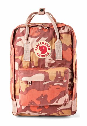 Rechthoekige rugzak met een camouflagepatroon in roze, oranje en beige, een voorvak met rits, dubbele handvatten bovenaan en een ronde Fjällräven Kånken logo patch.