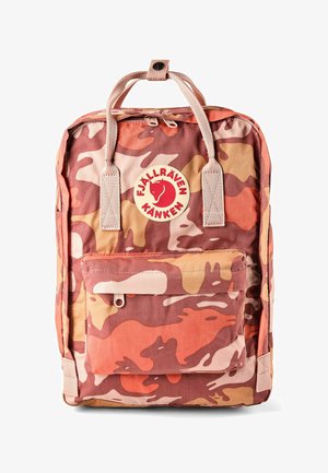 Rechthoekige rugzak met een camouflagepatroon in roze, oranje en beige, een voorvak met rits, dubbele handvatten bovenaan en een ronde Fjällräven Kånken logo patch.