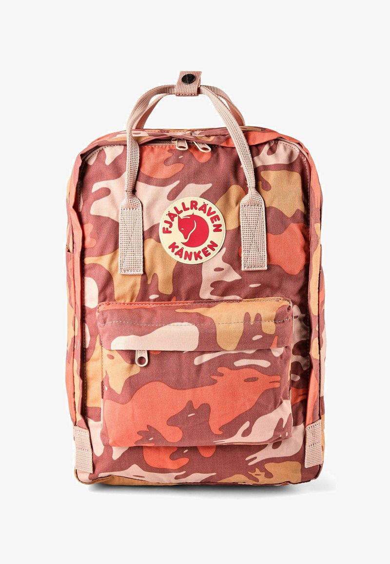 Sac à dos rectangulaire avec motif camouflage rose, orange et beige, poche avant zippée, double poignée supérieure et patch logo circulaire Fjällräven Kånken.