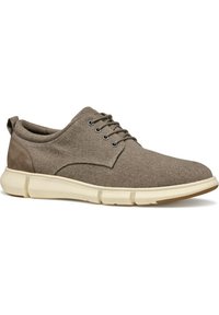 Scarpe in tessuto marrone con design allacciato, punta rotonda e suola in gomma color crema. Presentano una parte superiore texturizzata e dettagli cuciti.