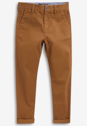 Pantalon chino marron slim avec poches avant, fermeture à boutons, passants pour ceinture et revers repliés sur fond blanc.