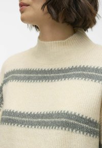 Maglione lavorato a maglia con collo alto in crema chiaro, caratterizzato da strisce orizzontali grigie. Texture morbida e vestibilità rilassata, adatto per un look informale.
