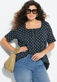 Ulla Popken ALLOVER PRINTED SHORT SLEEVE SQUARE NECK TEE - T-shirt con stampa - marine