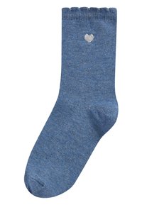 Blaue Baumwollsocke mit glatter Textur, ausgestattet mit einem gewellten oberen Rand und einem kleinen silbernen Herzdesign nahe dem Knöchel.