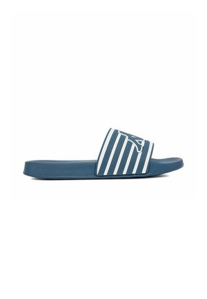 Blauwe teenslipper met witte strepen en een wit logo op de brede band, platte zool en gestructureerd voetbed.