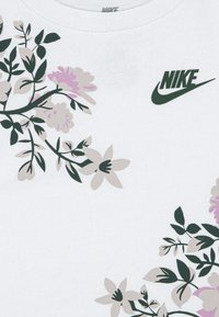 Nike Sportswear CLUB RINGLET - T-shirts med print - white