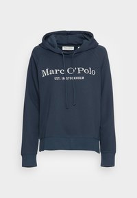Sudadera azul marino con un bolsillo tipo canguro en el frente, capucha ajustable con cordón y texto impreso en blanco. Tejido suave con un corte relajado.
