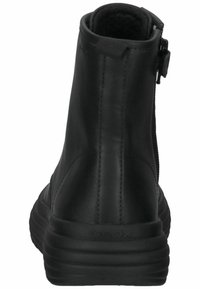Bottine noire en cuir avec une finition texturée, dotée d'une fermeture zippée à l'arrière et d'une semelle en caoutchouc plate. Marquage Geox sur le talon.